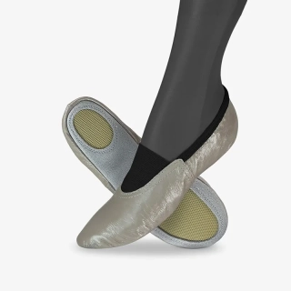 Cvičky univerzální CLASSIC UNI kožené lesklé WINS 44 platinová